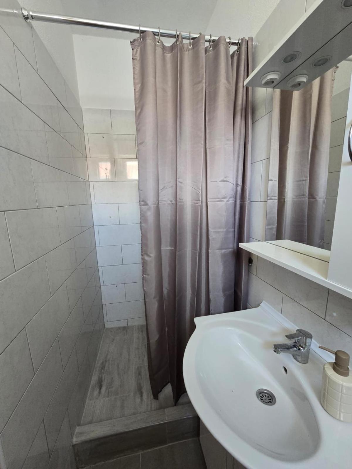 Apartmani Mlinar9 #2 Горни Карин Екстериор снимка