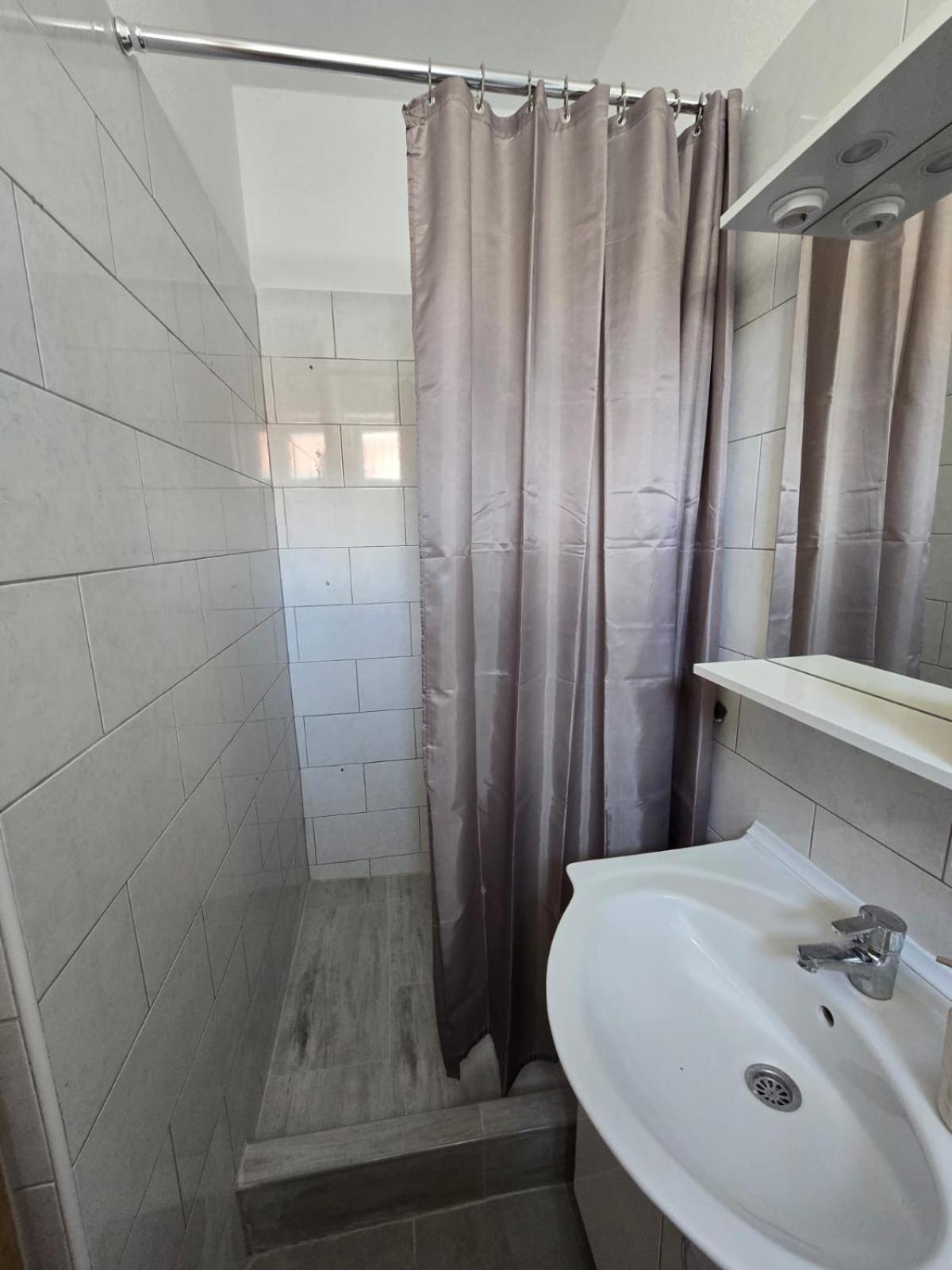 Apartmani Mlinar9 #2 Горни Карин Екстериор снимка